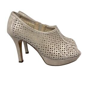 Paul Green “Passion” Laser Cut Gold Taupe Shimmer Booties. Size 5.5 Springtime